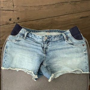 Gap maternity shorts
